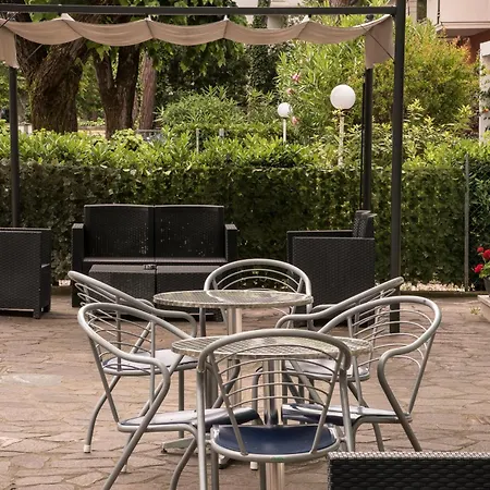 Gladys Hotel 2*
